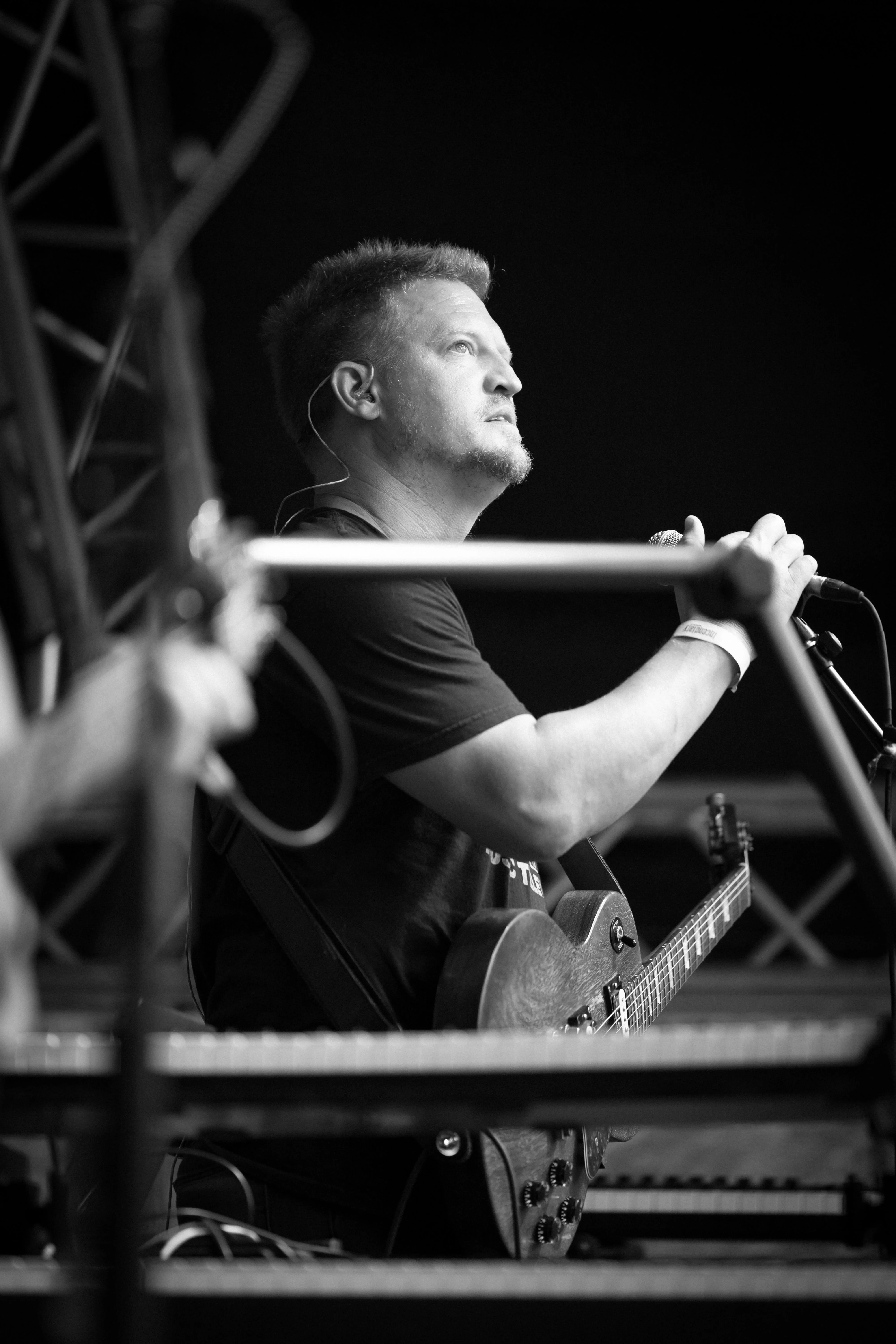 Eric between songs with his guitar